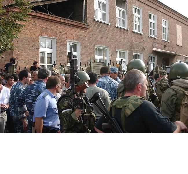 Террористы в школе 2004. Беслан 1 сентября 2004 штурм.