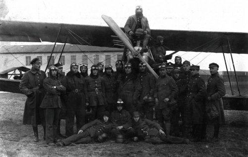 Bydgoszcz, 1921 Szk.Pilot. grupa szkolących uczniów Brandenburg B.I.jpg