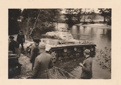 Polenfeldzug ,4.PD,Deutscher Panzer PII wird aus Fluss gezogen.jpg