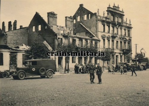 Sankra Sanka Soldaten in zerstörtes MLAWA Polen 1939.jpg