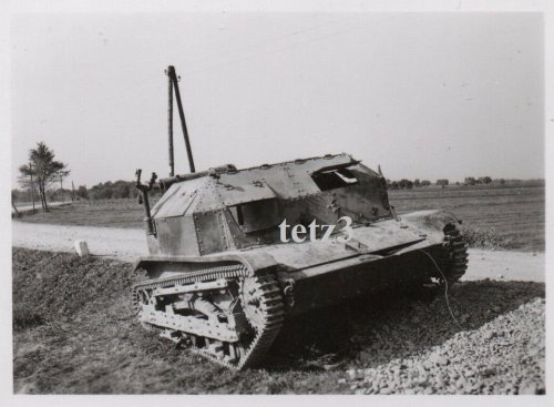 Polen 1939 b. Tarnow zerstörter Panzer Beutepanzer.jpg