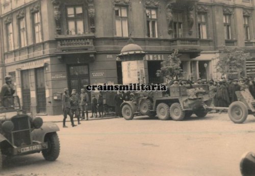 Einmarsch 1.Pz.Div. Krupp Protze m. PaK in WARSCHAU Polen 1939.jpg