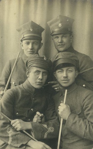 siedzą od lewejStefan Łuczak,Kujawa stoją NN.Bolesław Gall.jpg
