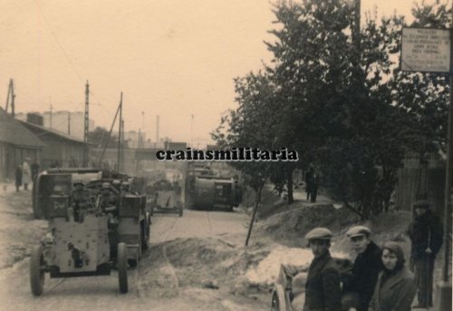 Einmarsch 1.Pz.Div. in zerstörtes WARSCHAU Polen 1939 Strassenbahn.jpg