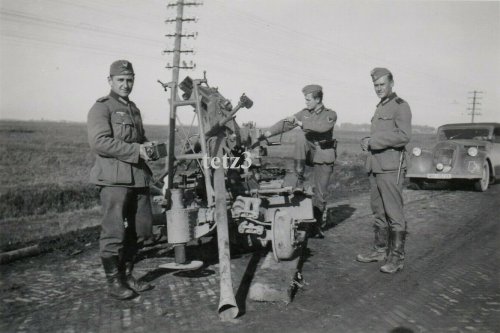 Polen 1939 Straße Zamość Tomaszów Beute Geschütz Kanone Flak.jpg