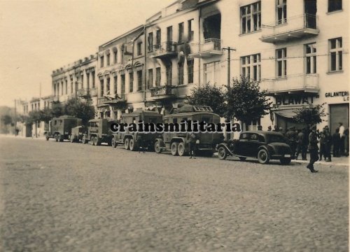 Kolonne Funkwagen Pkw in zerstörtes MLAWA Polen 1939.jpg