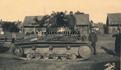 Panzer I Tank der 10.PD m. Panzermänner Kennung in Polen 1939.jpg