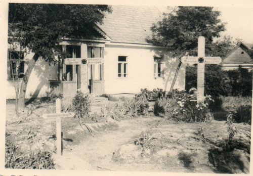 Wehrmacht Kampf Polen Russland 27.6.1941 Friedhof Kameraden Gräber Motorrad Kfz.jpg