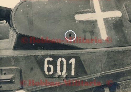 Panzerkampfwagen Nummer 601 mit polnischen PAK Treffer Balkenkreuz.jpg