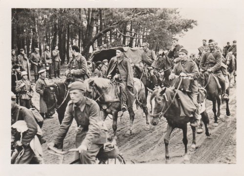 Polenfeldzug, polnische Kavallerie geht in Gefangenschaft.jpg