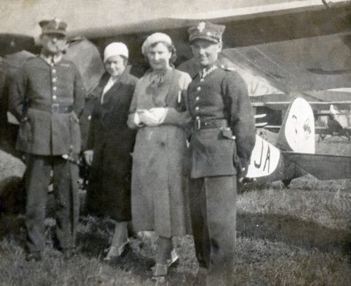 Lotnisko Mokotowskie 1936(7) RWD-5 Kolejarz I i PWS-5bis M.J z żoną Jadwigą z lewej..jpg
