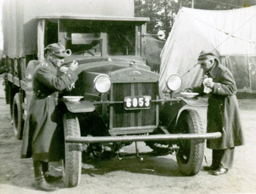 sierż. (majster wojsk.) M.Jarmoc (z lewej) lotnisko polowe, manewry 111 EM wrzesięń 1937, Wielkopolska.jpg