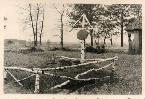 Wehrmacht Kampf Polen Russland Ostfront Feldgrab Friedhof Kameraden Gräber Helm.jpg