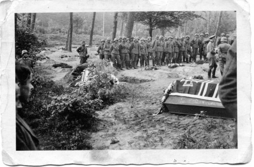 1942. Захоронение павших немецких солдат в Dubakino, к югу от Ржева в России.jpg
