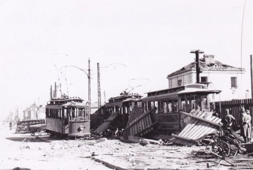 Barrikaden aus Straßenbahnwagen in Warschau Nachlass 4.PD Polen.jpg