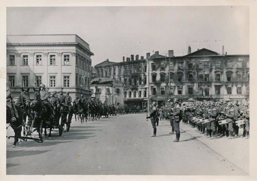 Pressefoto 1939 Poland erste Parade deutschen Truppen in Warschau.jpg