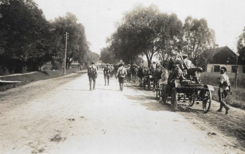 taczanki 1. Pułku Szwoleżerów Józefa Piłsudskiego w marszu w okolicy Garwolina - 22 VI 1934.jpg