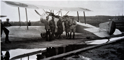 100 - sopwith 1 i 1-2 od lewej i piąty lotnicy rumuńscy.png