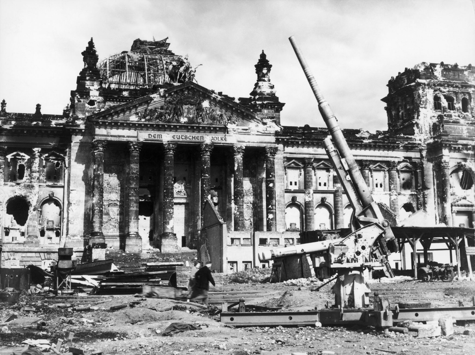 Разрушенный берлин. Германия Рейхстаг 1945. Берлин 1945 года Рейхстаг. Разрушенный Берлин 1945.