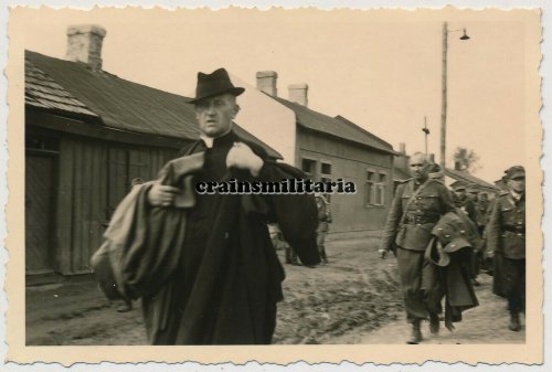 polnische Gefangene Offizier Priester b. LODZ Kutno Polen 1939.jpg