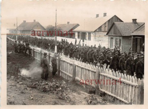 Polnische Soldaten gehen in Gefangenschaft bei Kielce Polen.jpg