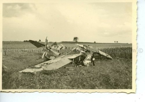 ZERST. POLN. FLUGZEUG IN DORF ANNAPOL POLEN 1939.jpg