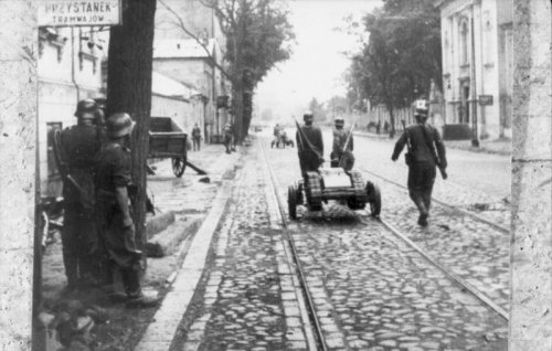 Bundesarchiv_Bild_101I-695-0411-08A,_Warschauer_Aufstand,_Soldaten_mit_-Goliath-.jpg