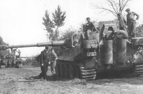 Tiger I z Schwere Panzer-Abteilung 503 pod Kurskiem3.jpg