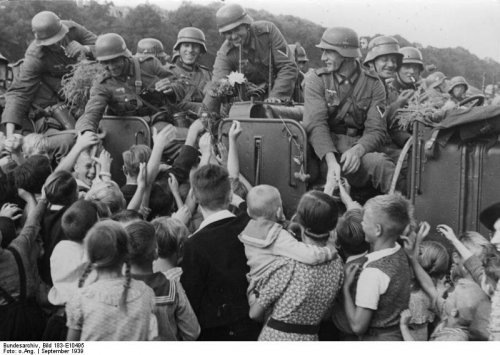 volkBundesarchiv_Bild_183-E10495,_Dirschau,_Begrüßung_deutscher_Soldaten.jpg