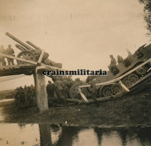 Unfall SdKfz mit Geschütz des 5.Art.Rgt.53 auf Brücke in Polen, September 1939.jpg