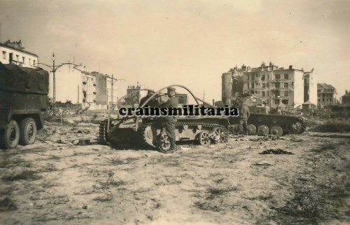 Soldaten des 5.Art.Rgt.53 bei Panzer in zerstörtes Warschau, Polen, September 1939.jpg