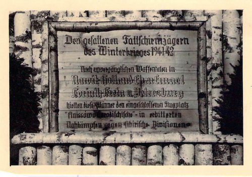 Heldenfriedhof Anissowo-Goroditsche Gedenktafel aus Birkenh.jpg