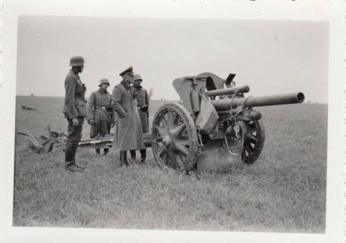 1939 Polen WH General Otto an der 10,5-cm-leichte Feldhaubitze 18 bei Kock.jpg