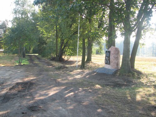 Obelisk-poświęcony-2-Dywizjonowi-Artyleri-Konnej-z-Dubna-postawiony-na-polu-bitwy-w-miejscu-stanowisk-ogniowych.JPG