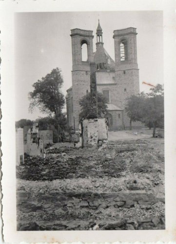 Warka in Polen zerschossene Kirche der Stadt 1939.jpg