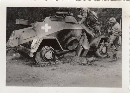 1939 Polen Motorrad Kradmelder am Wehrmacht ausgebrannten 4 Rad SPW bei Kock.jpg