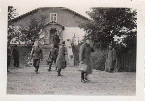 1939 Polen WH Inf.Rgt.66 Offizier u.General Otto in Berokomna Unterkunft.jpg