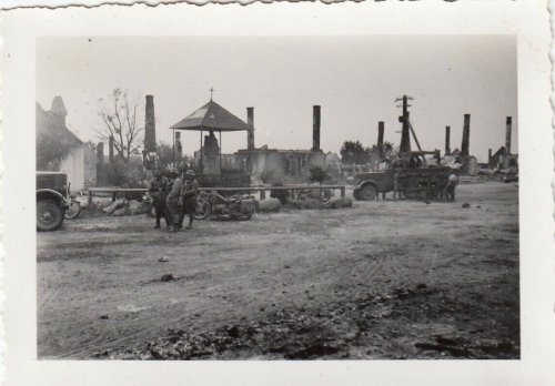 Fałków 1939 Polen WH Inf.Rgt.66 Motorrad Kradmelder an Madona Altar in der Stadt.jpg