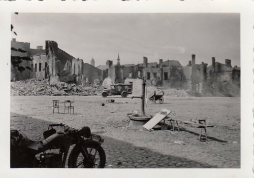 Warka in Polen Motorrad Kradmelder auf dem zerstörten Maktplatz 1939.jpg