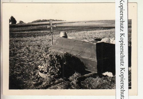 Soldatengrab Holz Sarg EK Heldengrab bei Bromberg.jpg