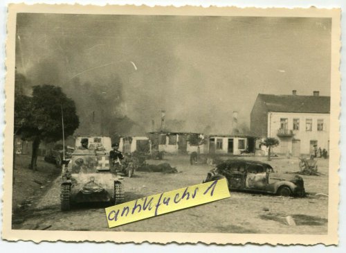 Deutsche Panzer im brennenden Ort Broczowice_0.jpg