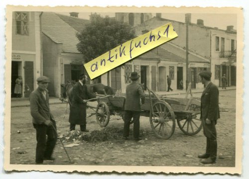 Einheimische reinigen den Ort Broczowice in Polen nach Gefecht 1939.jpg