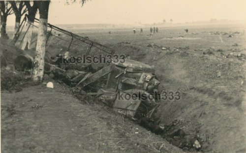 polnische LKW Wracks im Graben bei Radomsko Polen 1939 SR 1 Polenfeldzug.jpg