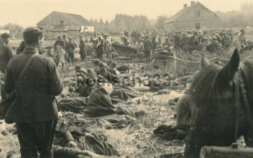gefangene polnische Soldaten an einer Sammelstelle bei Radomsko Polen 1939.jpg
