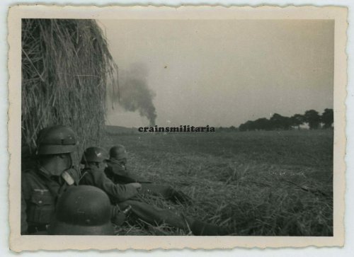 Kampf des Inf.Rgt.92 um das brennendes Zwangsbruch (heute Przymuszewo) an der polnischen Grenze, 1. September 1939.jpg