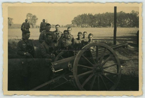 Soldaten des 13.Inf.Rgt.92 mit polnische Beute Artillerie bei Lomza, Polen, September 1939.jpg