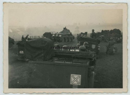 Vormarsch des Inf.Rgt.92 mit Kübelwagen m. Truppenkennzeichen und 8-Rad Spähpanzer an der polnischen Grenze am 1. September 1939 in Buchholz.jpg
