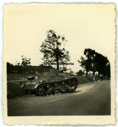 abgeschossener Panzer bei Warschau, Polen, 1939.jpg