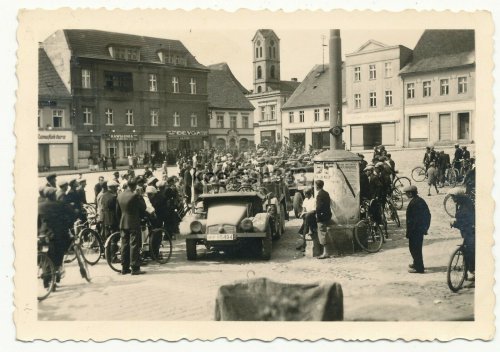 Panzerjäger Abt. 53 Polenfeldzug 1939 Krupp LKW Protze auf einem Marktplatz.jpg