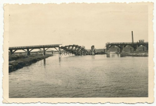 Panzerjäger Abt. 53 Polenfeldzug 1939 gesprengte Brücke über Fluss in Polen.jpg